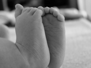 Žena porodila tajně na ubytovně, novorozence museli záchranáři resuscitovat