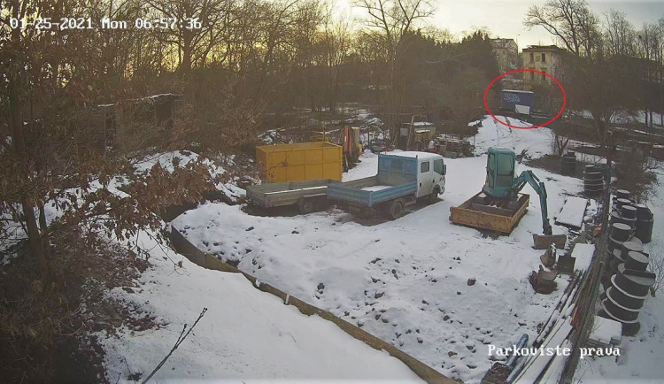 Velké pátrání po velké krádeži, zloděj ukradl stavební buňku