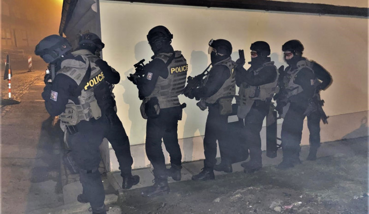 Drama na Plzeňsku. V akci proti ozbrojenému muži byla policejní zásahovka i vyjednavač