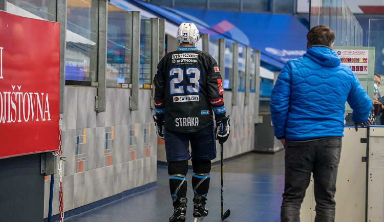 Vyloučený Martin Straka odchází do šatny