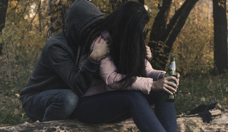 Namol opilou šestnáctiletou dívku našla na zastávce MHD její kamarádka a přivolala pomoc