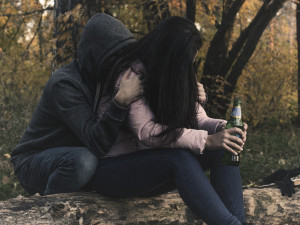 Namol opilou šestnáctiletou dívku našla na zastávce MHD její kamarádka a přivolala pomoc