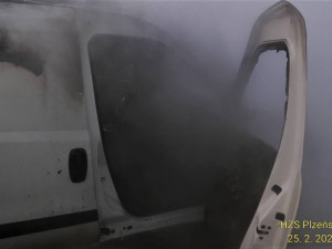 Dodávka začala hořet za jízdy na dálnici D5 nedaleko od Plzně