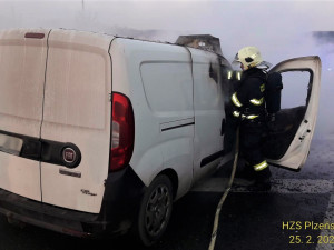 Dodávka začala hořet za jízdy na dálnici D5 nedaleko od Plzně