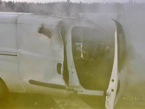 Dodávka začala hořet za jízdy na dálnici D5 nedaleko od Plzně