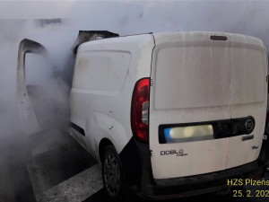 Dodávka začala hořet za jízdy na dálnici D5 nedaleko od Plzně