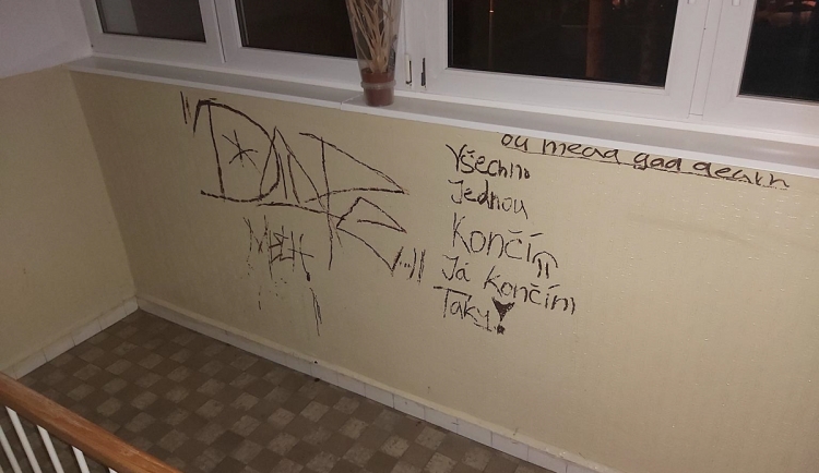 Všechno jednou končí, já končím taky. Neznámý vandal se v paneláku vypsal ze svých pocitů
