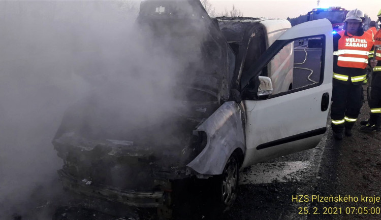 Dodávka začala hořet za jízdy na dálnici D5 nedaleko od Plzně