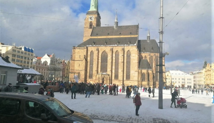 V příštích dnech by nemělo by rozhodně docházet k podobnému shromažďování davů, jako tomu bylo při nedávné výstavě ledových soch na náměstí Republiky
