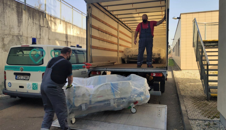 Domažlická nemocnice převzala nová lůžka pro covid pacienty