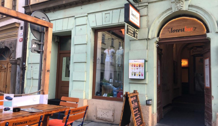 Historicky první koktejlový bar v Plzni je na prodej. Už to dál nejde, říká majitel