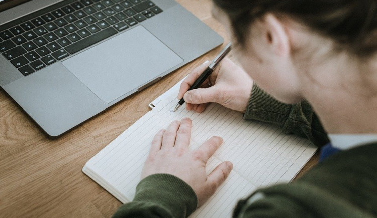 Zájemci o maturitní studium se mohou dnes nejpozději hlásit na střední školy