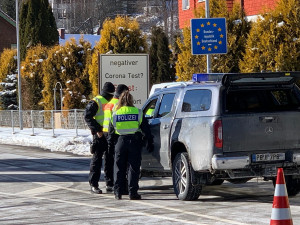 Německá policie na hranicích odhalila padělky potvrzení testů na covid, lidé riskují pokutu 5000 eur