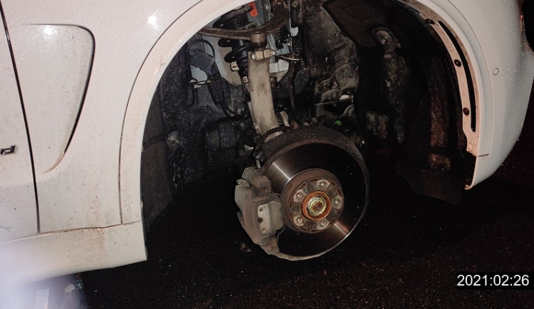 Nářek a zoufalé mňoukání, kočku uvízlou v motoru auta museli vyprostit policisté