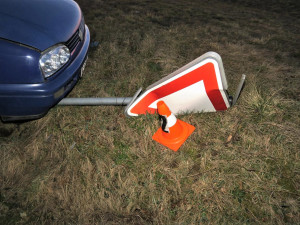 Motorista nezvládl výjezd od čerpací stanice, svoji roli sehrála v nehodě marihuana