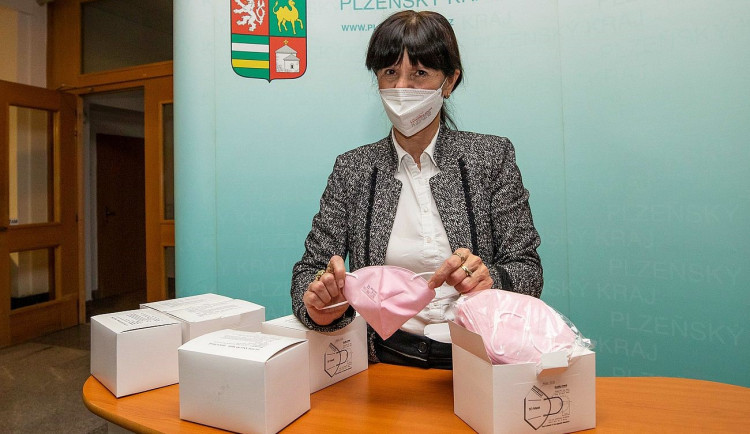 Hejtmana Ilona Mauritzová s materiální pomocí pro pěstounské rodiny