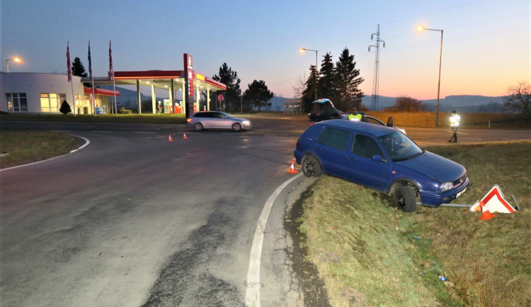 Motorista nezvládl výjezd od čerpací stanice, svoji roli sehrála v nehodě marihuana