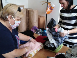 Zaměstnanci plzeňského magistrátu provětrali šatníky, sbírka pomohla hlavně rodinám s dětmi