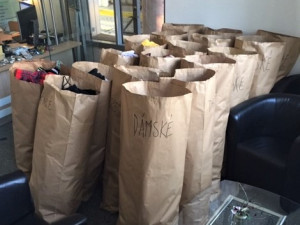 Zaměstnanci plzeňského magistrátu provětrali šatníky, sbírka pomohla hlavně rodinám s dětmi