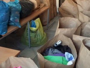 Zaměstnanci plzeňského magistrátu provětrali šatníky, sbírka pomohla hlavně rodinám s dětmi