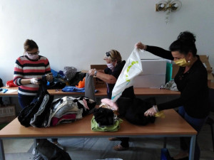 Zaměstnanci plzeňského magistrátu provětrali šatníky, sbírka pomohla hlavně rodinám s dětmi