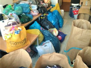 Zaměstnanci plzeňského magistrátu provětrali šatníky, sbírka pomohla hlavně rodinám s dětmi