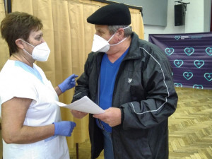 Stodská nemocnice začala s očkováním v kulturním domě, zatím naočkuje 100 lidí denně