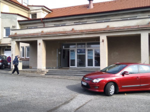 Stodská nemocnice začala s očkováním v kulturním domě, zatím naočkuje 100 lidí denně