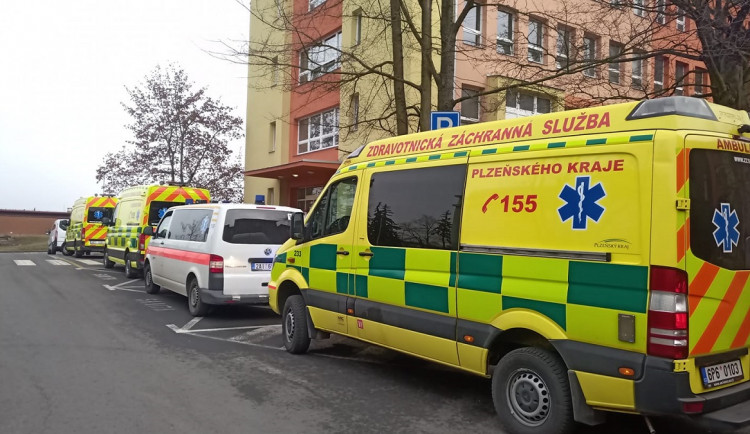 Výjezdy záchranářů překračují rekordy, lidé i s příznaky chodí do práce nebo na nákup