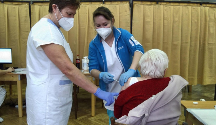 Stodská nemocnice začala s očkováním v kulturním domě, zatím naočkuje 100 lidí denně