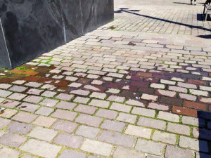 Kamenná nádoba u kašny Velbloud má velké praskliny, brzy se dočká opravy