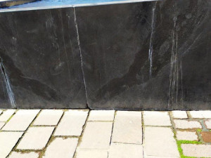 Kamenná nádoba u kašny Velbloud má velké praskliny, brzy se dočká opravy