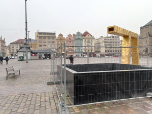 Kamenná nádoba u kašny Velbloud má velké praskliny, brzy se dočká opravy