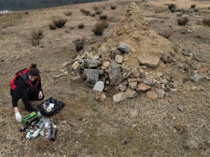 Odpadky, které zbyly na ostrůvku po návštěvnících rybníka