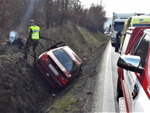 Senior utrpěl vážné zranění hlavy při střetu bavoráku s návěsem náklaďáku