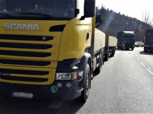 Senior utrpěl vážné zranění hlavy při střetu bavoráku s návěsem náklaďáku