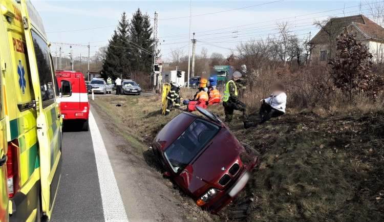 Senior utrpěl vážné zranění hlavy při střetu bavoráku s návěsem náklaďáku