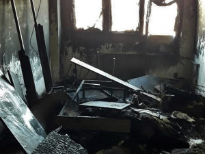 Po výbuchu a požáru v plzeňské ubytovně vyskočil z okna popálený muž, utrpěl vážná zranění