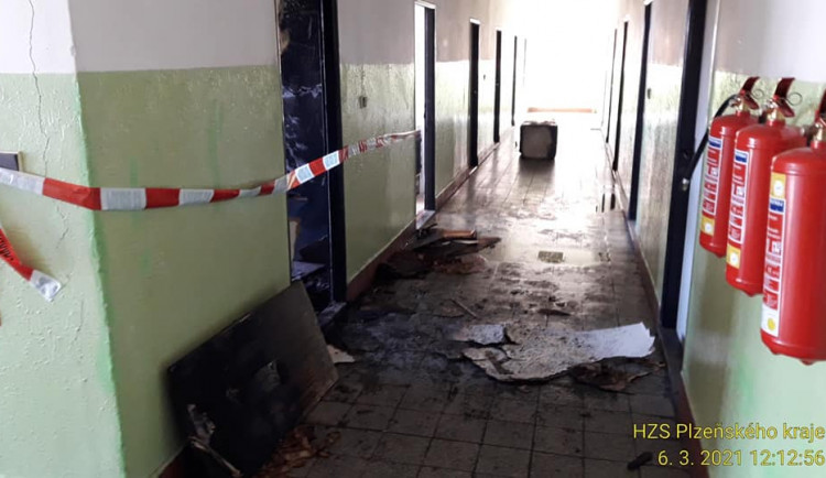 Po výbuchu a požáru v plzeňské ubytovně vyskočil z okna popálený muž, utrpěl vážná zranění