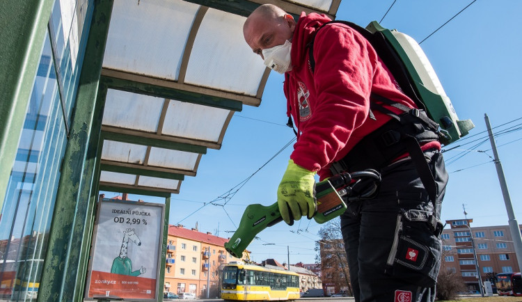 Ohniskovou dezinfekci vnějších veřejných prostor zahájilo také město Plzeň