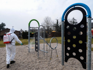 Ohniskovou dezinfekci vnějších veřejných prostor zahájilo také město Plzeň