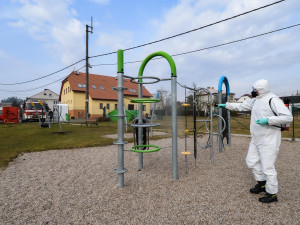 Ohniskovou dezinfekci vnějších veřejných prostor zahájilo také město Plzeň
