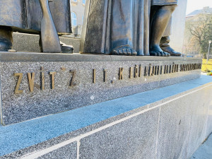 Vandalové kradou z památníku na náměstí T.G.M. bronzová písmena, nahradí je pryskyřice
