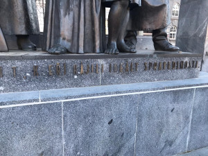 Z Památníku Národního osvobození neustále mizí bronzová písmena, nahradit je má pryskyřice