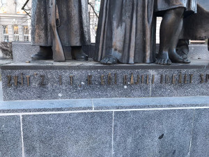 Z Památníku Národního osvobození neustále mizí bronzová písmena, nahradit je má pryskyřice