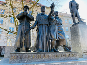 Z Památníku Národního osvobození neustále mizí bronzová písmena, nahradit je má pryskyřice