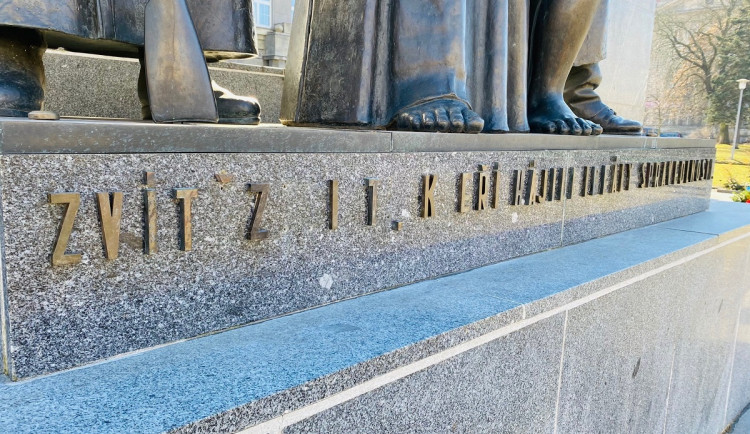 Z Památníku Národního osvobození neustále mizí bronzová písmena, nahradit je má pryskyřice