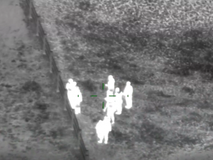 Z kamionu u Plzně vyskákalo osm cizinců, po uprchlících pátral i policejní vrtulník