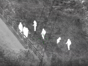 Z kamionu u Plzně vyskákalo osm cizinců, po uprchlících pátral i policejní vrtulník