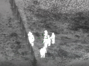 Z kamionu u Plzně vyskákalo osm cizinců, po uprchlících pátral i policejní vrtulník